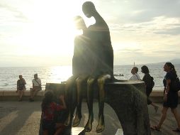 Nostalgia. Escultura de bronce sobre el malecón, obra de José Ramiz Barquet. EL INFORMADOR / F. González
