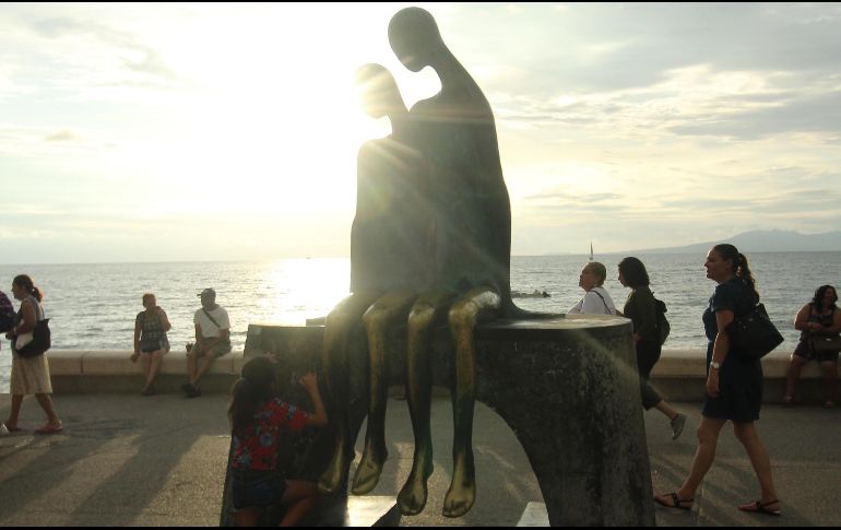 Nostalgia. Escultura de bronce sobre el malecón, obra de José Ramiz Barquet. EL INFORMADOR / F. González