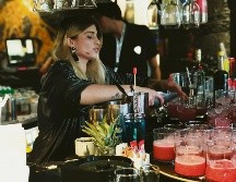 “Buggie Bowie” por ALE Diorio: 45 mililitros de Tequila Casa Noble, 20 mililitros de Campari, 15 mililitros de jugo de limón, 10 mililitros de óleo de limón especiado, 25 mililitros de jarabe de jamaica, 30 mililitros de clara de huevo. Mezclar ingredientes y servir en vaso corto con hielo. EL INFORMADOR / M. Castillo