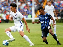 El jugador de Querétaro Clifford Aboagye (d) pelea por el balón con Guillermo Fernández (i) de Cruz Azul este sábado, durante el juego. EFE/E. Contla