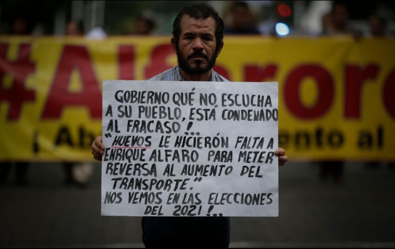 Minutos después de las cinco de la tarde, la manifestación partió del cruce de Federalismo y Juárez con rumbo hacia la plaza Liberación. EL INFORMADOR/F. Atilano