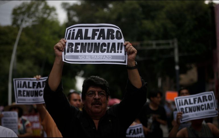 Minutos después de las cinco de la tarde, la manifestación partió del cruce de Federalismo y Juárez con rumbo hacia la plaza Liberación. EL INFORMADOR/F. Atilano