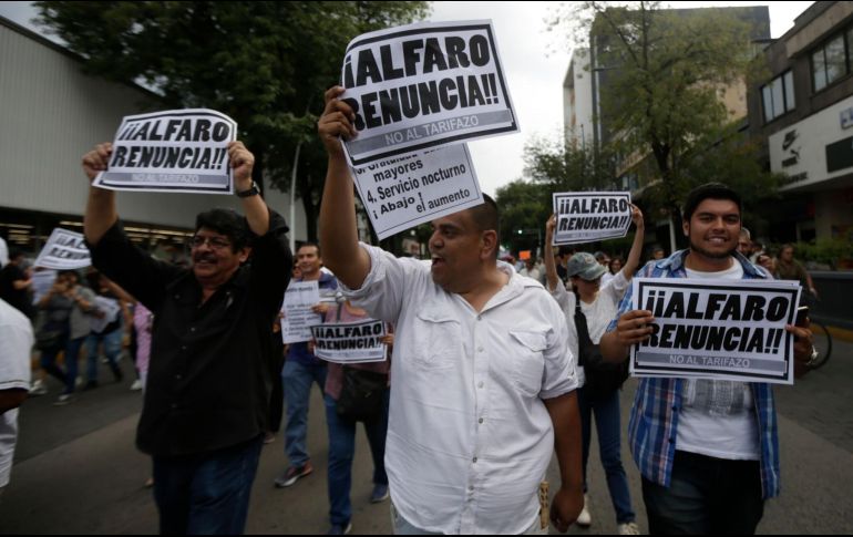 Minutos después de las cinco de la tarde, la manifestación partió del cruce de Federalismo y Juárez con rumbo hacia la plaza Liberación. EL INFORMADOR/F. Atilano