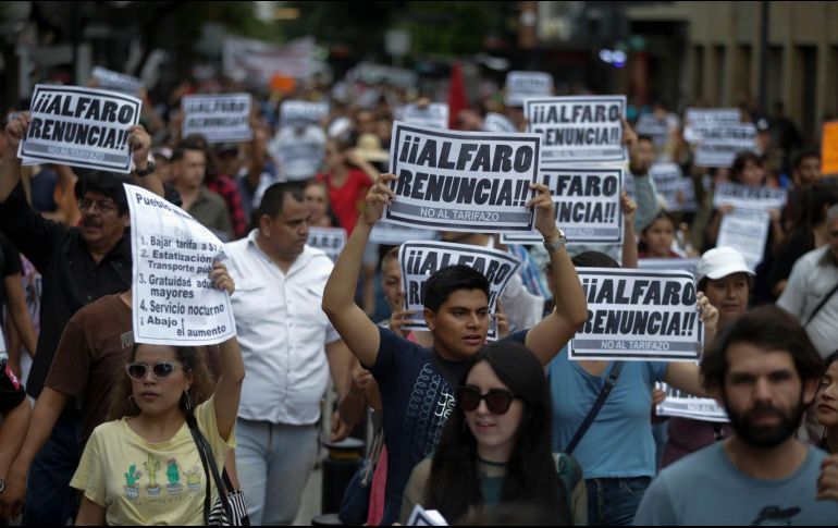 Minutos después de las cinco de la tarde, la manifestación partió del cruce de Federalismo y Juárez con rumbo hacia la plaza Liberación. EL INFORMADOR/F. Atilano