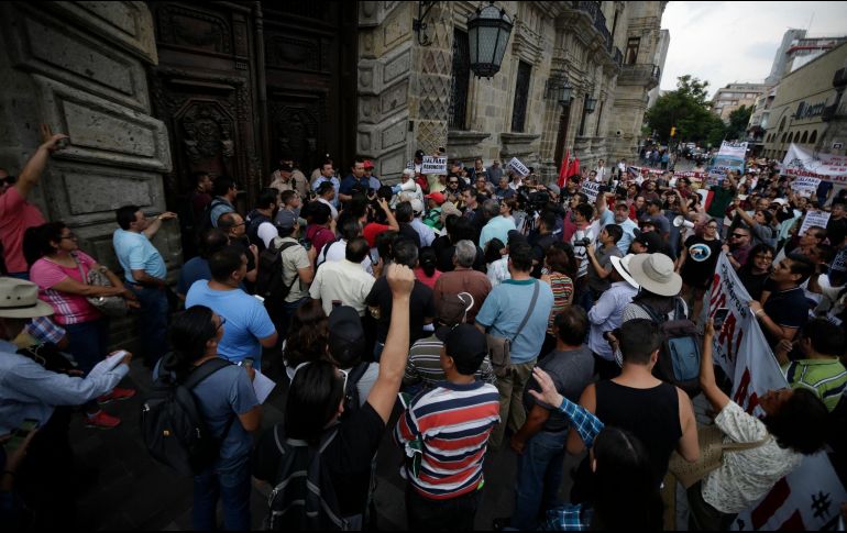 Minutos después de las cinco de la tarde, la manifestación partió del cruce de Federalismo y Juárez con rumbo hacia la plaza Liberación. EL INFORMADOR/F. Atilano