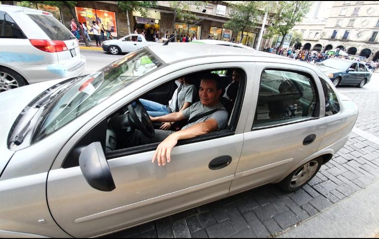 Fernando Gómez llevaba prácticamente atorado desde que empezó la marcha; sin embargo, expresó su apoyo a los manifestantes. EL INFORMADOR/S. Blanco
