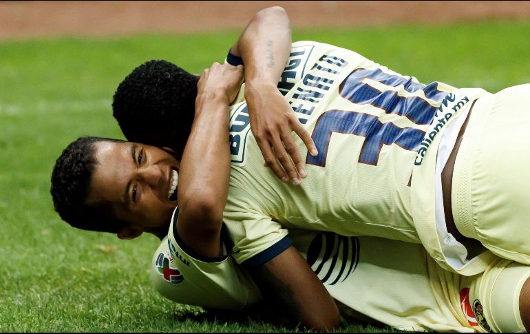 El jugador de América Alex Ibarra (arriba) celebra con Giovani Dos Santos (abajo) una anotación ante Tijuana. EFE/J. Méndez