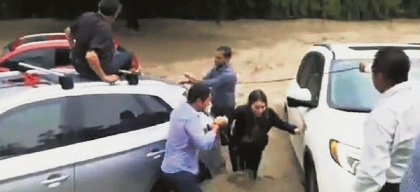 El 15 de julio también se desbordó el canal de la Avenida Patria. Esto a pesar de que un mes atrás se había dado por terminada la instalación de un colector para evitar situaciones de ese tipo. El hecho provocó que 20 vehículos quedaran varados sobre la avenida, incluyendo dos unidades del transporte público. CANAL 10 QUIEROTV