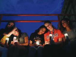 Varias personas realizan una vigilia por las víctimas en Cielo Vista Mall. AP