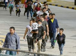 Migrantes regresan al país por Matamoros. AP