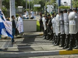 Trabajadores del sector Salud encaran a granaderos en Managua. EFE