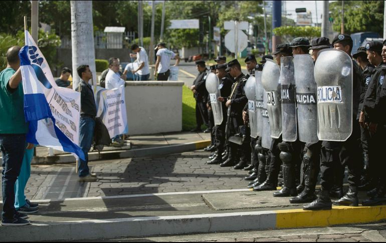 Trabajadores del sector Salud encaran a granaderos en Managua. EFE