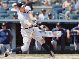 DJ LeMahieu lució con el madero al conectar dos cuadrangulares. AP