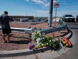 Un hombre ora cerca del lugar del tiroteo registrado la víspera en El Paso, Texas. AF/M. Ralston