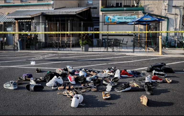 Zapatos apilados se ven afuera del sitio de la matanza, en una popular zona de ocio en la Dayton, Ohio. AP/J. Minchillo