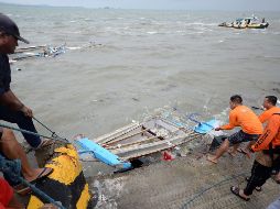 Guardacostas filipinos sacan hoy del agua los restos de uno de los bote que naufragó cerca de la costa de la isla Guimaras, en la region de Bisayas. EFE/L.Solinap