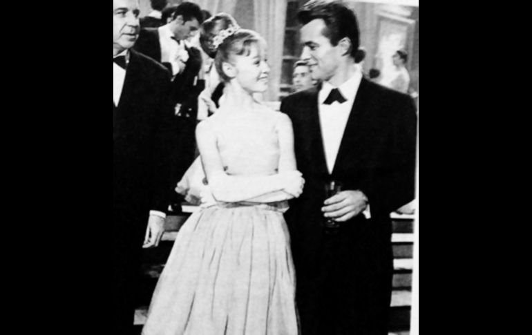 Hoy en día aún y con las taquilleras cintas de Almodóvar y sus musas no existe una estrella que tenga el arrastre de la famosísima MARISOL. Aquí la vemos en una escena de “La Nueva Cenicienta” al lado del entonces también célebre actor norteamericano Robert Conrad... ¿El año? 1964 y fue como todas sus películas, exitosísima en todo el mundo. CORTESÍA / F. Partida