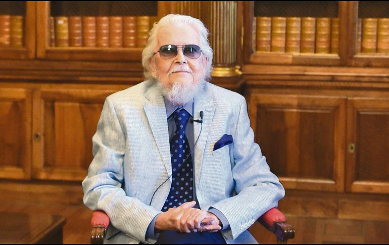 El escritor posa previo a la rueda de prensa donde recibió el Premio Cervantes 2015. AFP