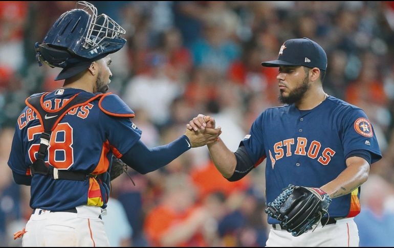 Roberto Osuna (der.) forma parte de un cuerpo de lanzadores de los Astros que se ha mostrado dominante en lo que va de la campaña regular. AFP / B. Levey