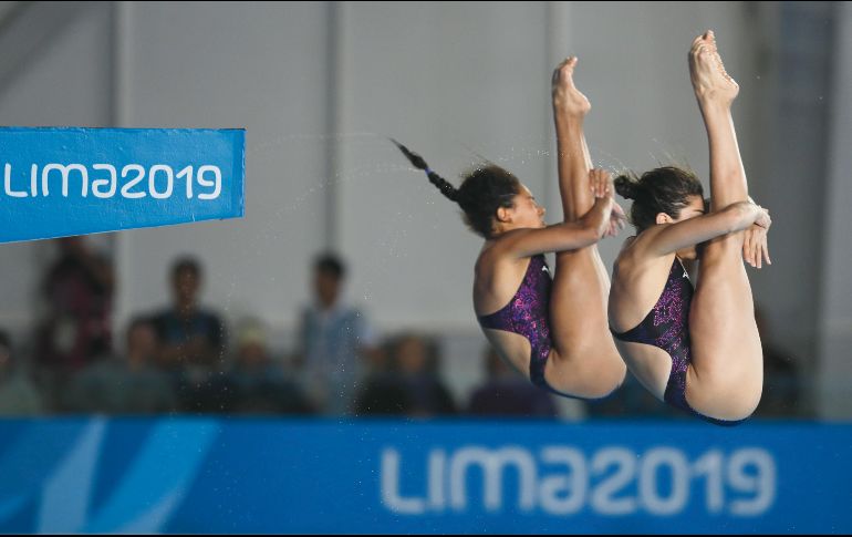 Gabriela Agúndez y Alejandra Orozco (der.) se quedaron con el segundo puesto desde la plataforma. Para la clavadista tapatía es su segunda medalla de estos Juegos, sumada al bronce del sábado. AP / M. Castillo