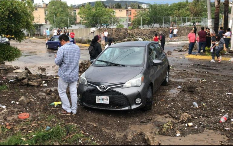 Zonas de la ciudad aún padecen los estragos de la fuerte tormenta de ayer domingo. TWITTER / @PCJalisco