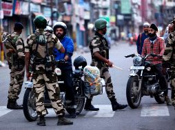 Fuerzas de seguirdad interrogan a motociclistas en una calle de Jammu. las autoridades indias desplegaron en los últimos días más de 80 mil uniformados en esta zona. AFP/R. Bakshi