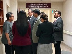 Ebrard compartió en Twitter fotografías del encuentro con los familiares de las víctimas. TWITTER/@m_ebrard