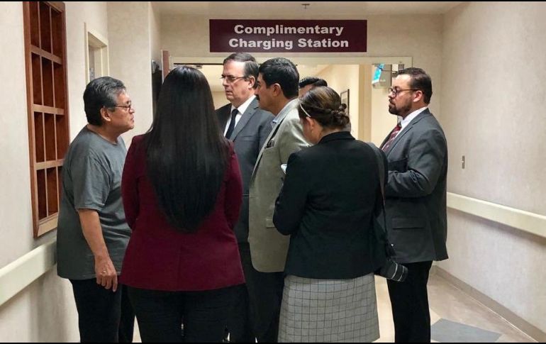 Ebrard compartió en Twitter fotografías del encuentro con los familiares de las víctimas. TWITTER/@m_ebrard