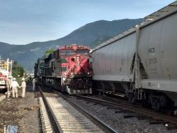 Personal de la empresa Ferrosur realizó maniobras de recuperación en los rieles y el retiro de las unidades. TWITTER/@versionesmx