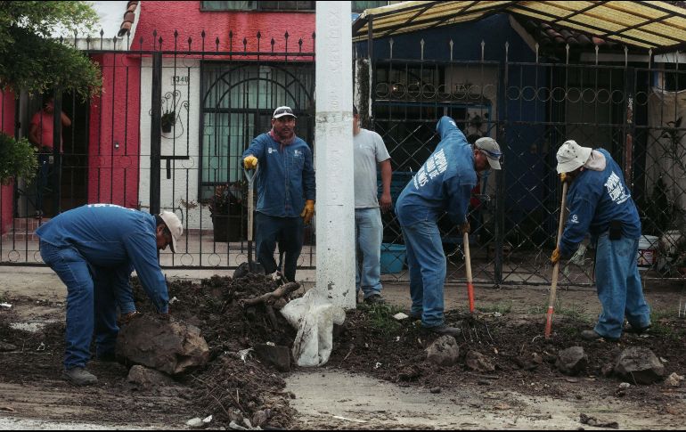 Trabajadores ayudan a quitar las piedras del camino para que éste sea transitable. EL INFORMADOR/G. Gallo