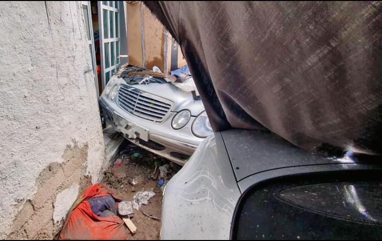 Un automóvil fue arrastrado por la corriente y se estrelló contra la barda de una vivienda. EL INFORMADOR/P. López