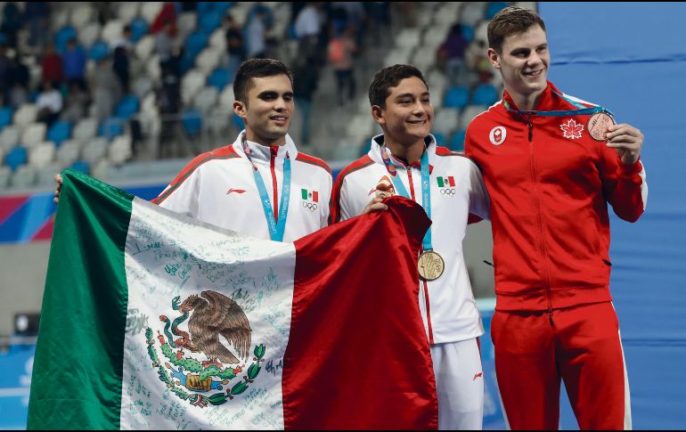 Iván García, Kevin Berlín y Vincent Riendeau, durante la ceremonia de premiación. AP