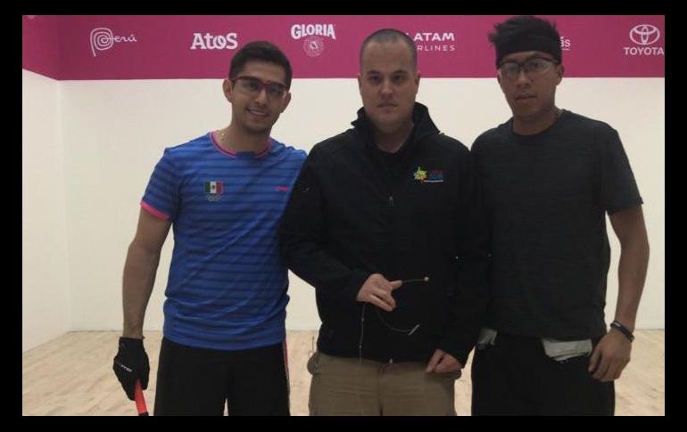 Rodrigo Montoya (i) dejó atrás a Conrrado Moscoso (d), al vencerlo por 15-14 y 15-10. TWITTER/@CONADE