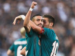 Hakim Ziyech (izquierda) fue el autor del primer gol del conjunto holandés. EFE