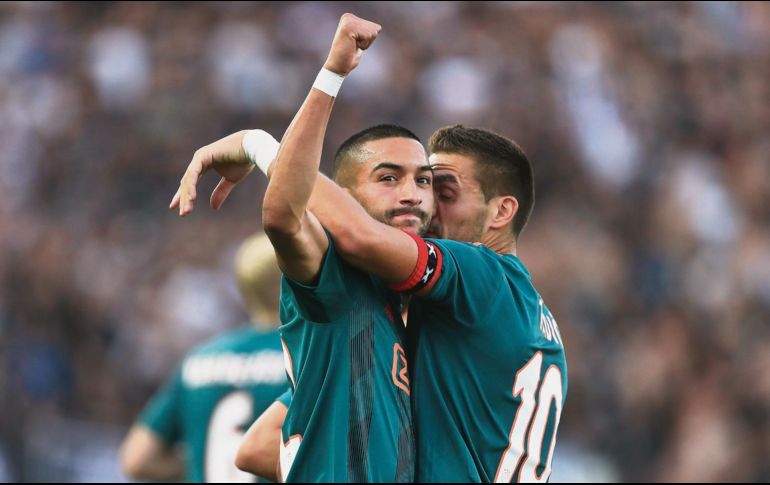 Hakim Ziyech (izquierda) fue el autor del primer gol del conjunto holandés. EFE