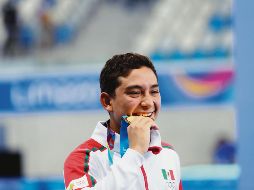 Kevin Berlín posa con su medalla de oro durante la premiación del lunes pasado. EFE