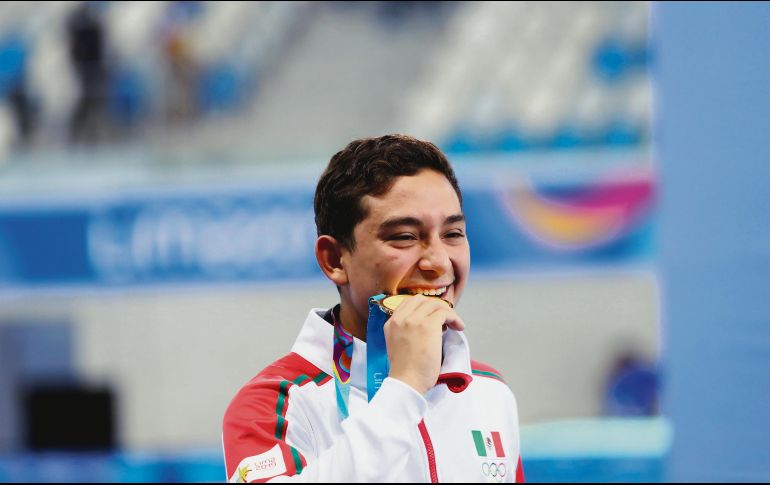 Kevin Berlín posa con su medalla de oro durante la premiación del lunes pasado. EFE
