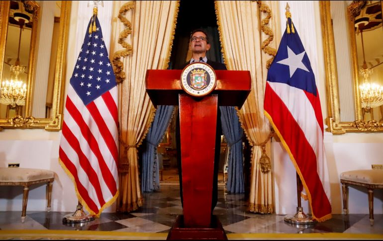 Pedro Pierluisi ofrece una rueda de prensa en el salón de los espejos de Fortaleza, en San Juan. EFE/T. Llorca