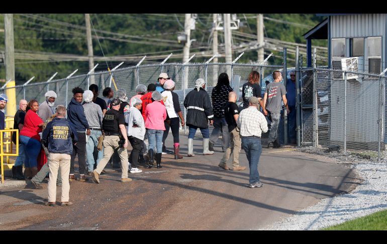 Trabajadores salen de la planta de Koch Foods Inc., en Morton, Mississippi. AP/R. Solis