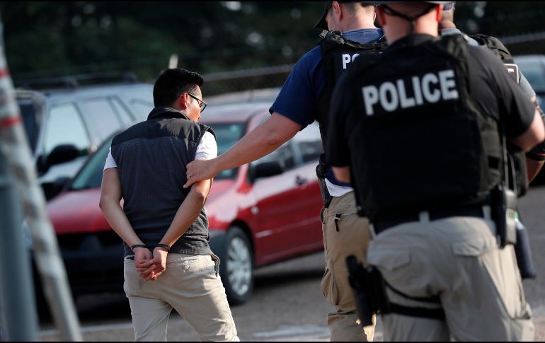 Un total de 680 personas fueron arrestadas el miércoles en Mississippi, en su mayoría de plantas procesadoras de alimentos, pero 303 habían sido liberadas el día siguiente. AP/ARCHIVO