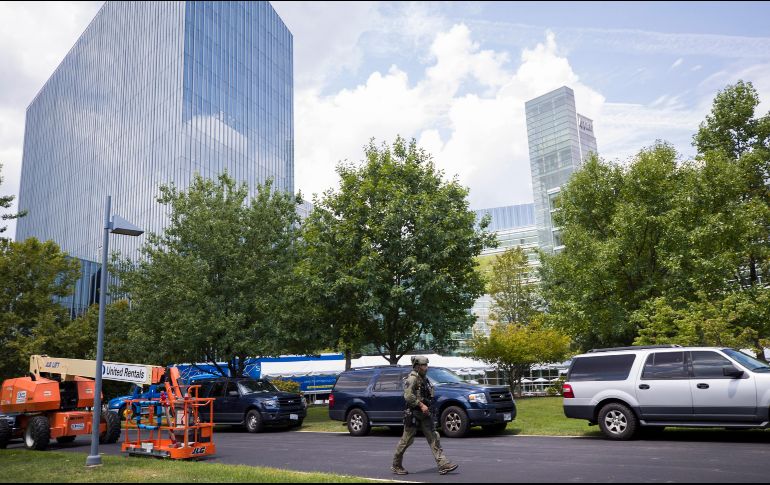 Un policía vigila cerca del edificio que alberga al diario USA Today tras la evacuación. AP/A. Brandon