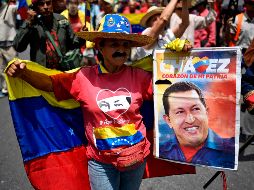 Un manifestante sostiene una fotografía del ex presidente Hugo Chávez. China es uno de los países mejor relacionados con el gobierno de Maduro. AFP/F. Parra