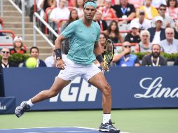 Nadal se vio genial en un partido que tuvo que interrumpirse en dos ocasiones por la lluvia. AFP/M. Panagiotakis