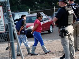 Este miércoles, el ICE llevó a cabo una redada en una empresa de alimentos, donde detuvo a 680 personas. AP/R. Solís
