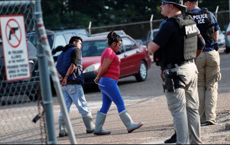 Este miércoles, el ICE llevó a cabo una redada en una empresa de alimentos, donde detuvo a 680 personas. AP/R. Solís