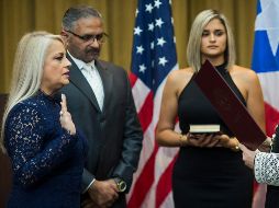 Wanda Vázquez (i) junto a su esposo, el juez José Díaz Reveron (2-i), y su hija, Beatriz Diaz (c), durante la juramentación como nueva gobernadora de Puerto Rico, en San Juan. AP/D. Rivera
