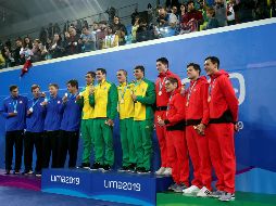 El equipo de Brasil (oro), EU (plata) y México (bronce), posan con sus medallas este martes tras la final de 4X100m relevo libre masculino. EFE/J. Ponce