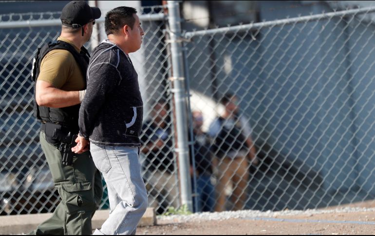 El ICE detuvo a 680 indocumentados tras una redada en empresas procesadoras de alimenos en Misisipi. AP/R. Solís