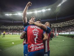 Alexis Vega es felicitado después de marcar el segundo gol con el que Chivas suma sus primeros tres puntos en esta edición de la Copa. EL INFORMADOR / F. Atilano