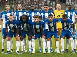 Jesús Corona (#17) y el portero Agustín Marchesín, con los Dragones azules. EFE